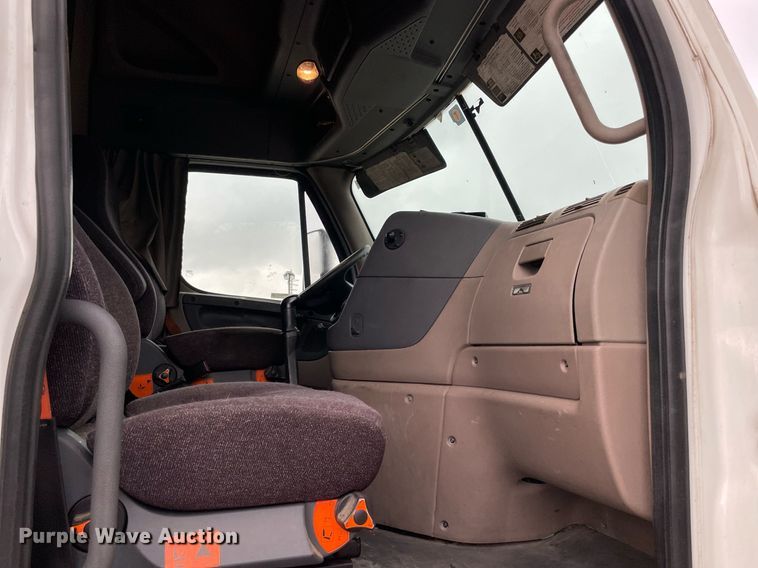 image for item NY9870 2013 Freightliner Cascadia 125  semi truck