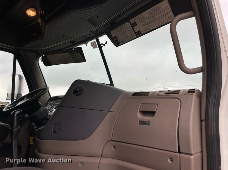 image for item NY9870 2013 Freightliner Cascadia 125  semi truck