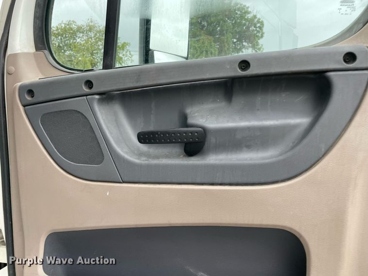 image for item NY9870 2013 Freightliner Cascadia 125  semi truck