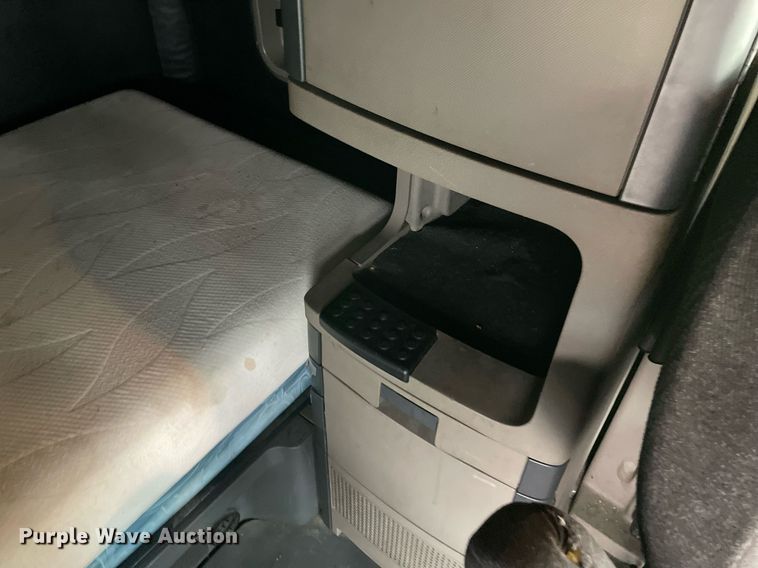 image for item NY9870 2013 Freightliner Cascadia 125  semi truck