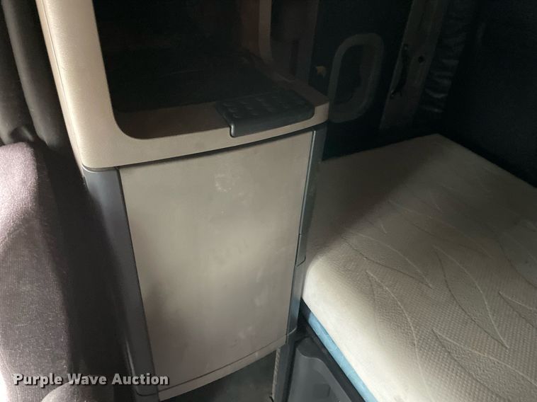 image for item NY9870 2013 Freightliner Cascadia 125  semi truck