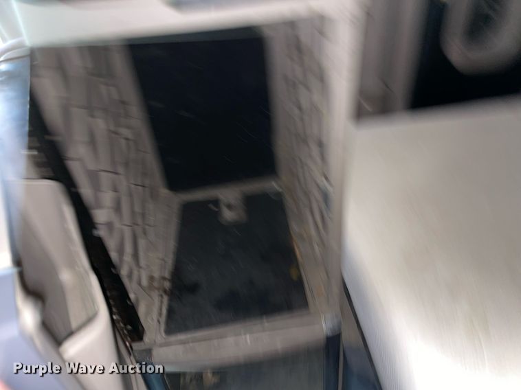 image for item NY9870 2013 Freightliner Cascadia 125  semi truck