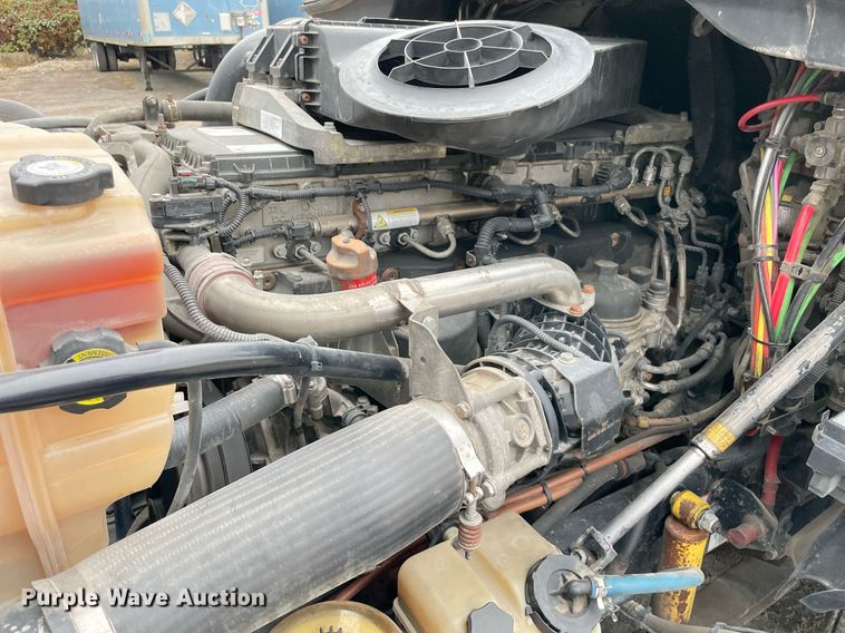 image for item NY9870 2013 Freightliner Cascadia 125  semi truck