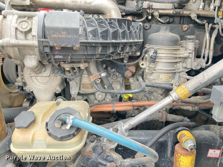 image for item NY9870 2013 Freightliner Cascadia 125  semi truck