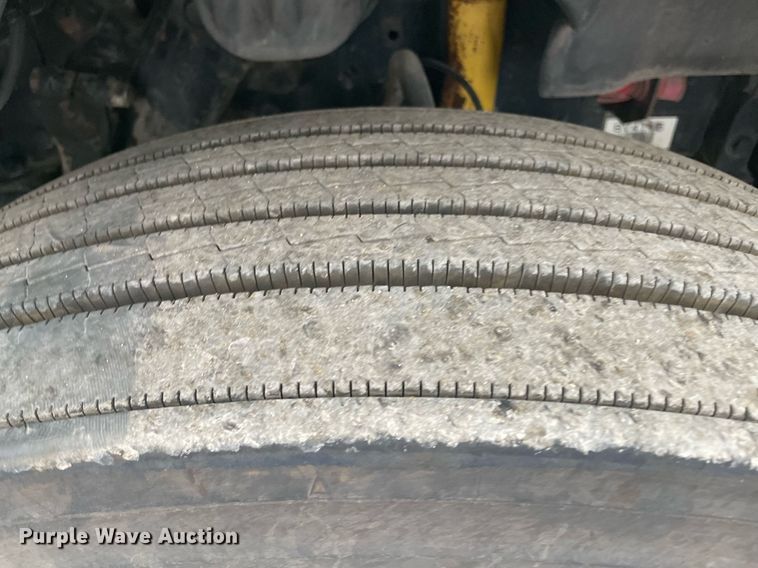 image for item NY9870 2013 Freightliner Cascadia 125  semi truck