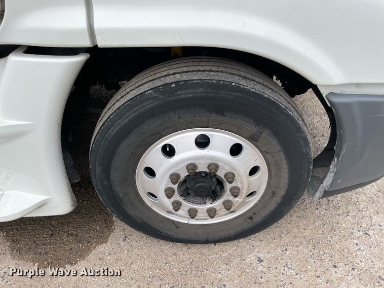 image for item NY9870 2013 Freightliner Cascadia 125  semi truck