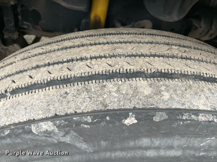 image for item NY9870 2013 Freightliner Cascadia 125  semi truck