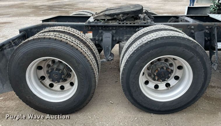 image for item NY9870 2013 Freightliner Cascadia 125  semi truck