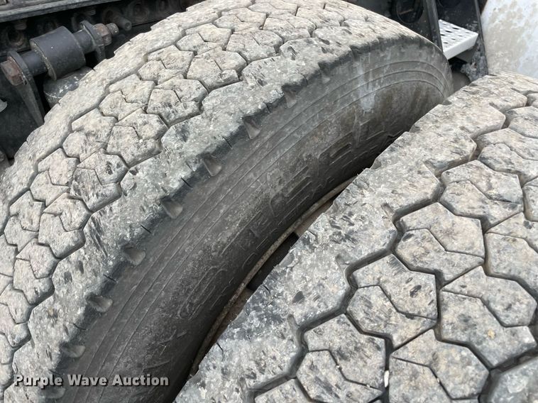 image for item NY9870 2013 Freightliner Cascadia 125  semi truck