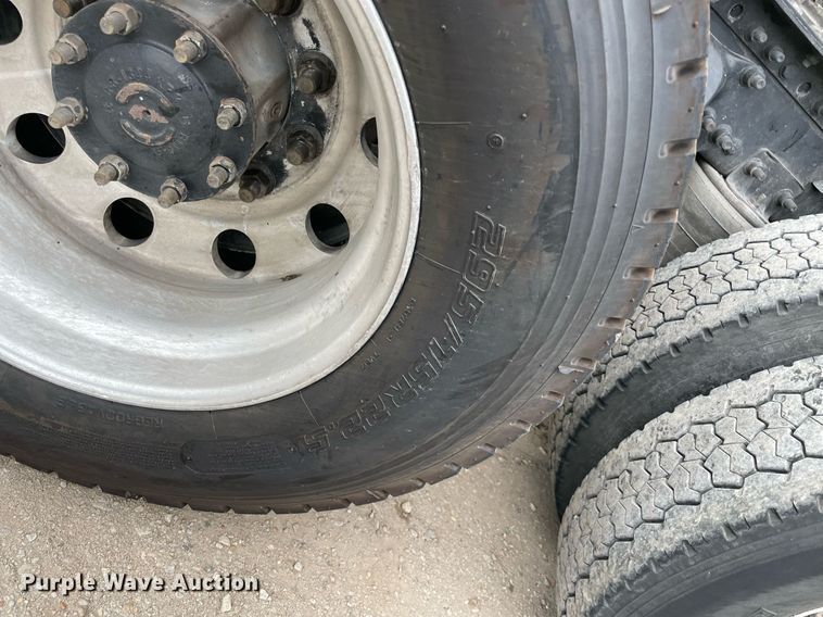 image for item NY9870 2013 Freightliner Cascadia 125  semi truck