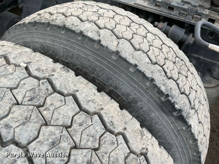 image for item NY9870 2013 Freightliner Cascadia 125  semi truck