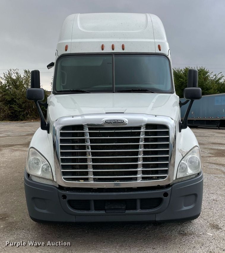 image for item NY9871 2015 Freightliner Cascadia 125  semi truck