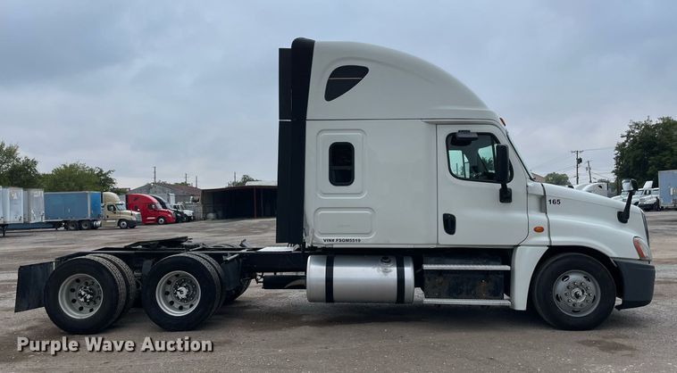 image for item NY9871 2015 Freightliner Cascadia 125  semi truck