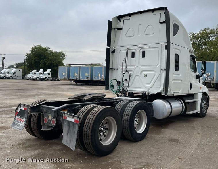 image for item NY9871 2015 Freightliner Cascadia 125  semi truck