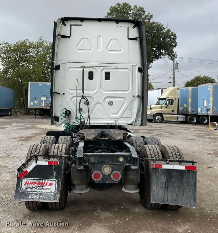 image for item NY9871 2015 Freightliner Cascadia 125  semi truck