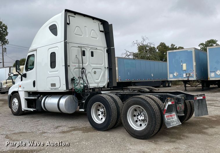 image for item NY9871 2015 Freightliner Cascadia 125  semi truck