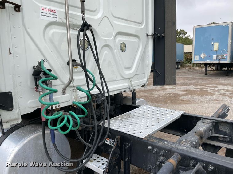 image for item NY9871 2015 Freightliner Cascadia 125  semi truck