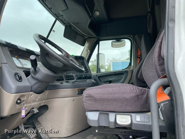 image for item NY9871 2015 Freightliner Cascadia 125  semi truck