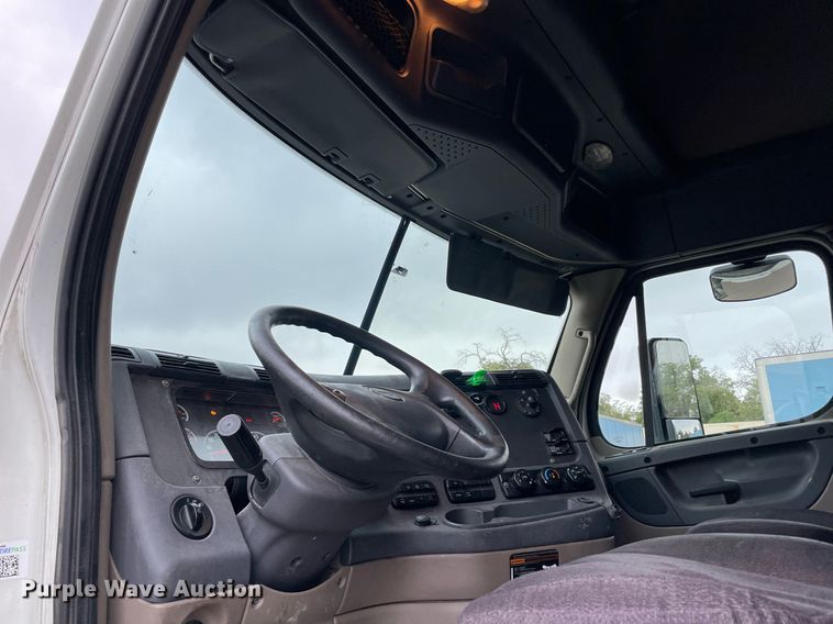 image for item NY9871 2015 Freightliner Cascadia 125  semi truck