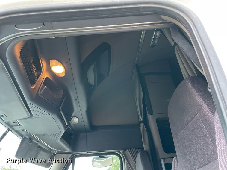 image for item NY9871 2015 Freightliner Cascadia 125  semi truck