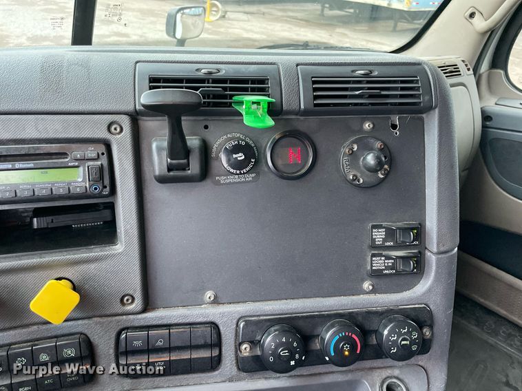 image for item NY9871 2015 Freightliner Cascadia 125  semi truck