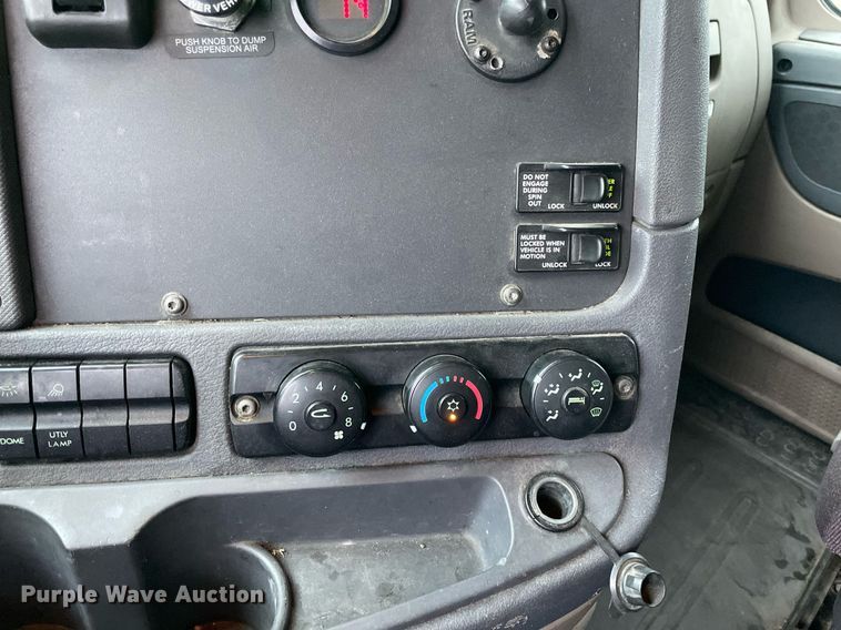 image for item NY9871 2015 Freightliner Cascadia 125  semi truck