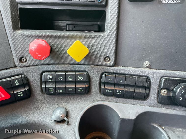 image for item NY9871 2015 Freightliner Cascadia 125  semi truck