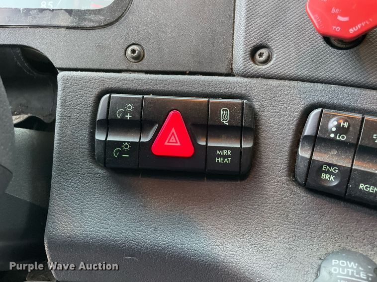 image for item NY9871 2015 Freightliner Cascadia 125  semi truck