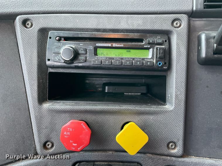 image for item NY9871 2015 Freightliner Cascadia 125  semi truck