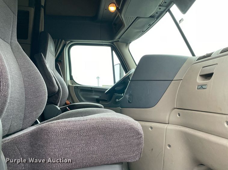 image for item NY9871 2015 Freightliner Cascadia 125  semi truck