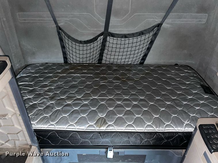 image for item NY9871 2015 Freightliner Cascadia 125  semi truck