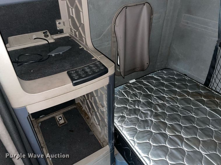 image for item NY9871 2015 Freightliner Cascadia 125  semi truck