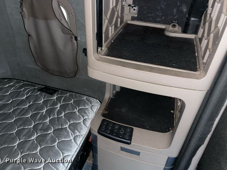 image for item NY9871 2015 Freightliner Cascadia 125  semi truck