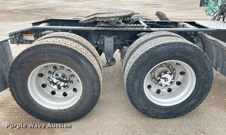 image for item NY9871 2015 Freightliner Cascadia 125  semi truck