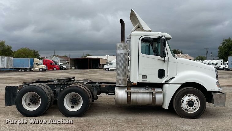 image for item NY9872 2008 Freightliner Columbia 120  semi truck