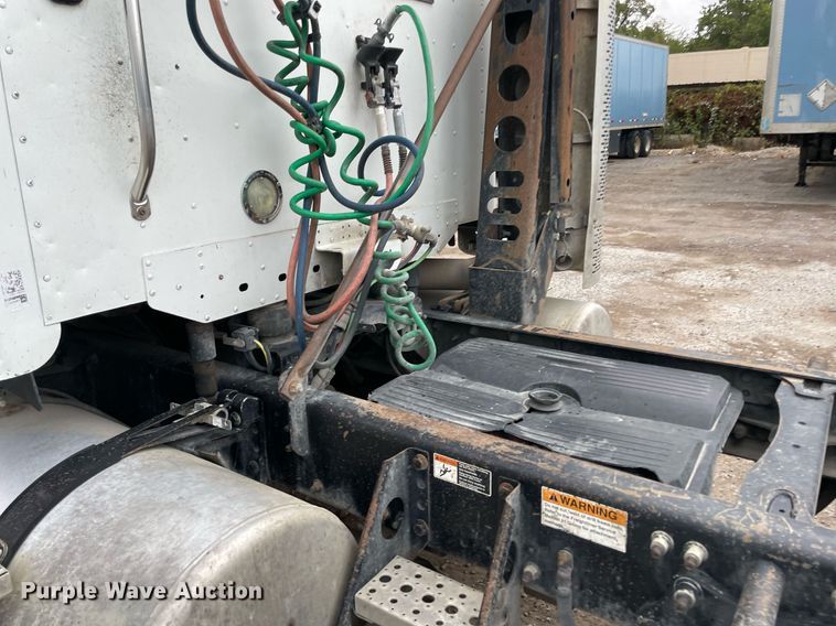 image for item NY9872 2008 Freightliner Columbia 120  semi truck