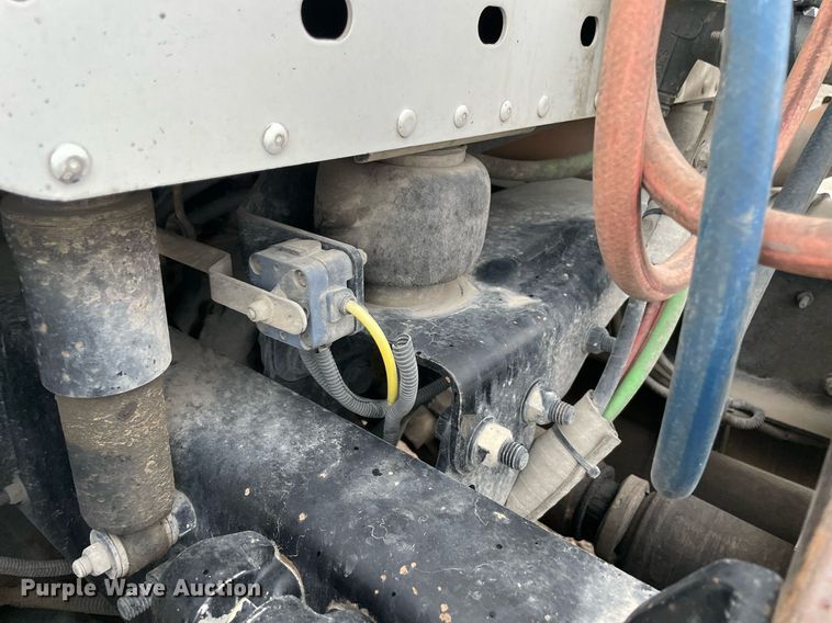 image for item NY9872 2008 Freightliner Columbia 120  semi truck