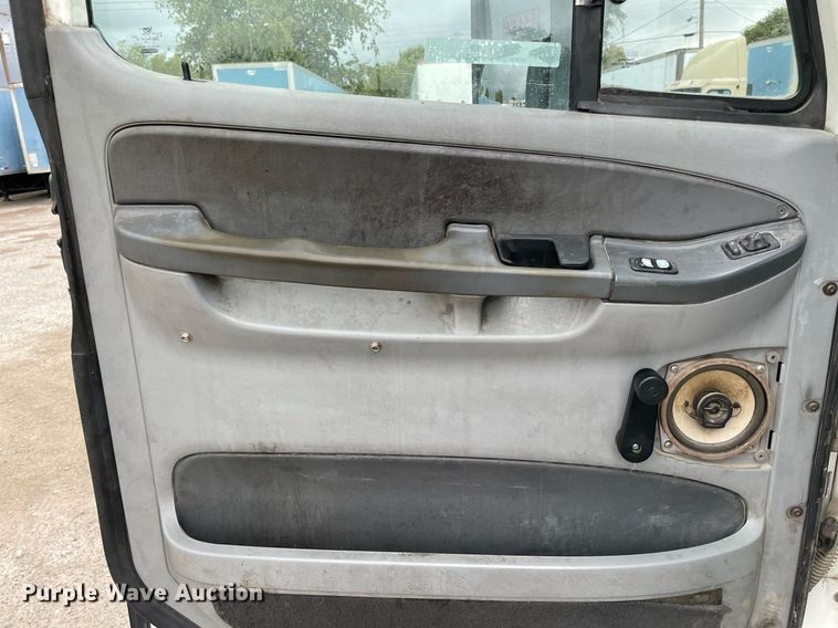 image for item NY9872 2008 Freightliner Columbia 120  semi truck