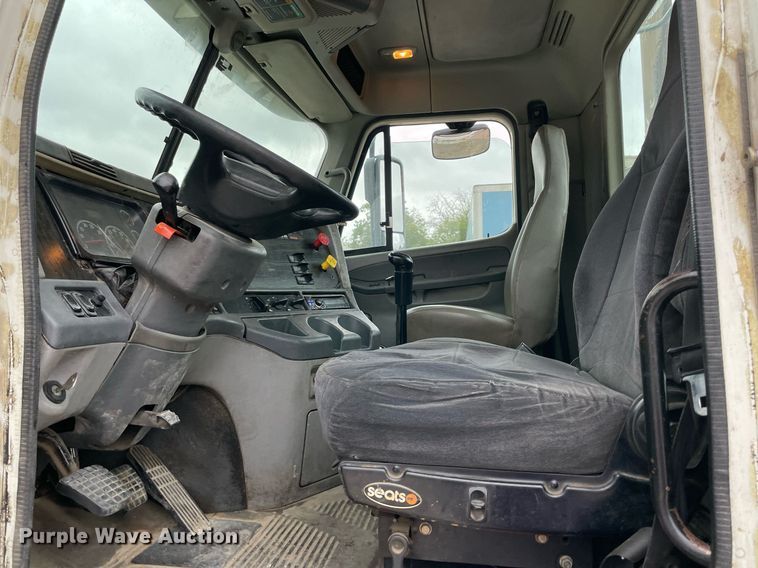 image for item NY9872 2008 Freightliner Columbia 120  semi truck