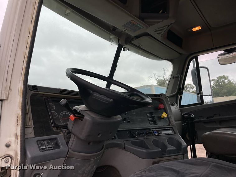 image for item NY9872 2008 Freightliner Columbia 120  semi truck