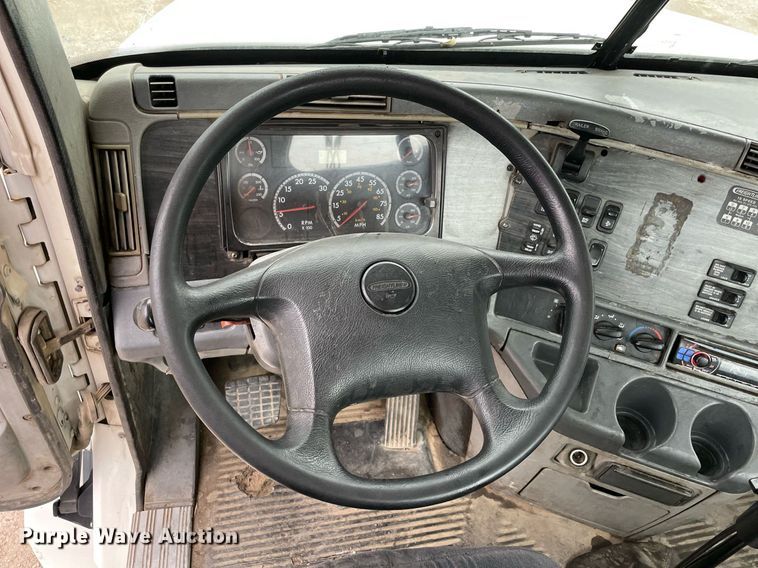 image for item NY9872 2008 Freightliner Columbia 120  semi truck