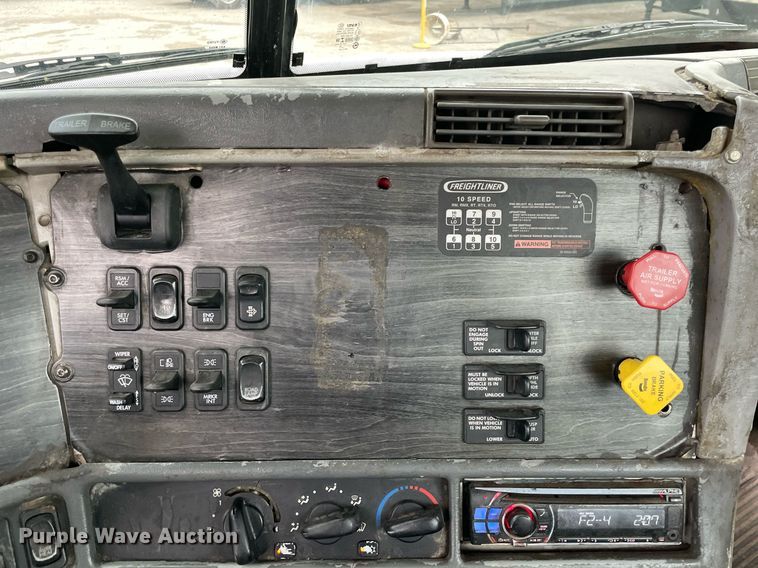 image for item NY9872 2008 Freightliner Columbia 120  semi truck