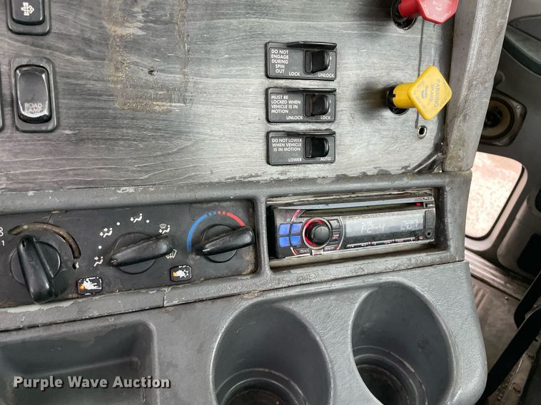 image for item NY9872 2008 Freightliner Columbia 120  semi truck