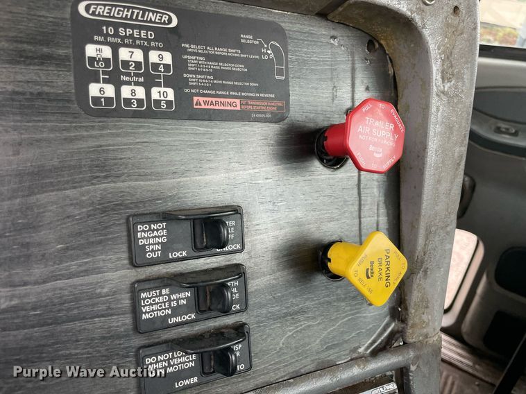 image for item NY9872 2008 Freightliner Columbia 120  semi truck