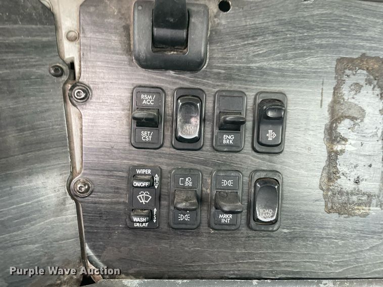 image for item NY9872 2008 Freightliner Columbia 120  semi truck