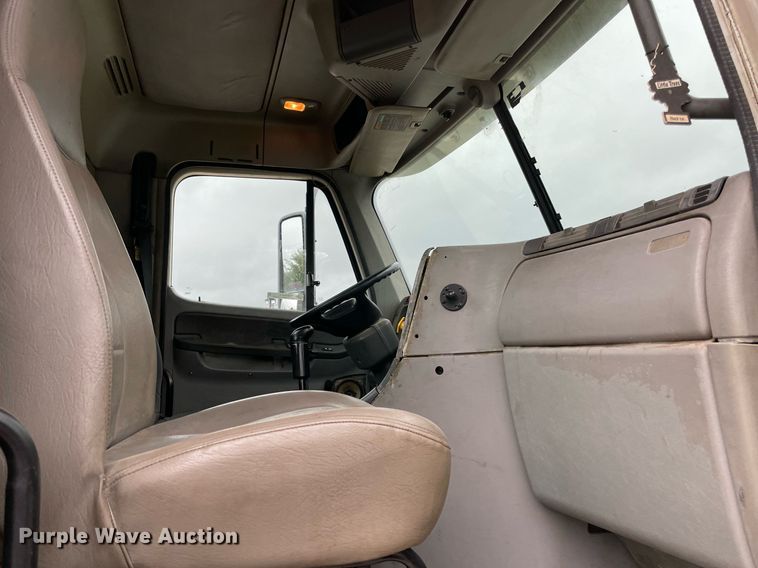 image for item NY9872 2008 Freightliner Columbia 120  semi truck