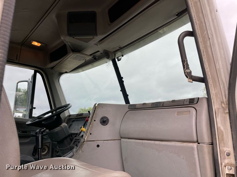 image for item NY9872 2008 Freightliner Columbia 120  semi truck