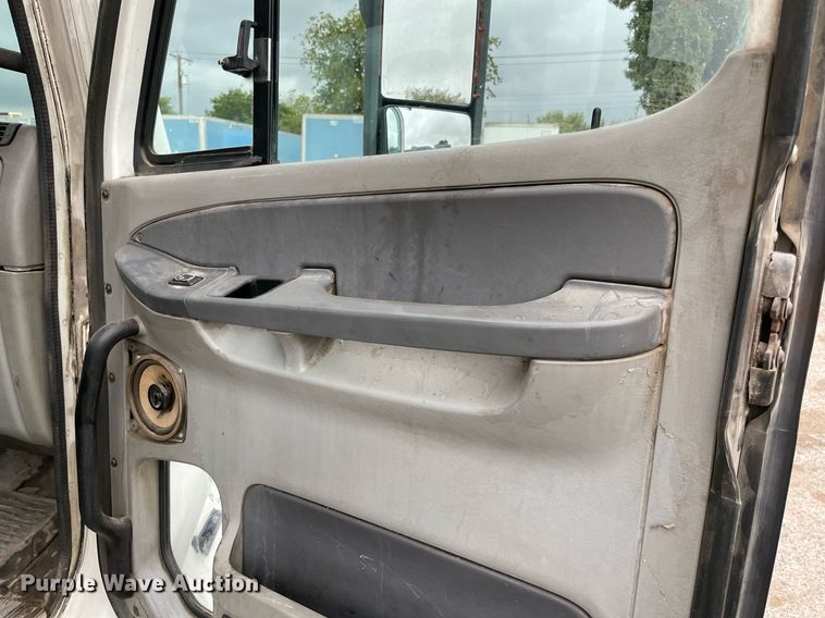 image for item NY9872 2008 Freightliner Columbia 120  semi truck