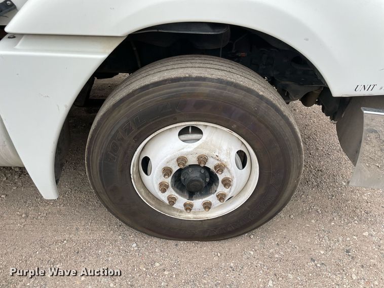 image for item NY9872 2008 Freightliner Columbia 120  semi truck