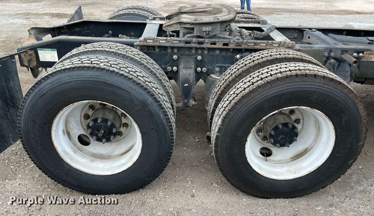 image for item NY9872 2008 Freightliner Columbia 120  semi truck